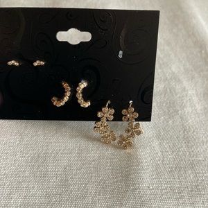New floral earrings set gold tones